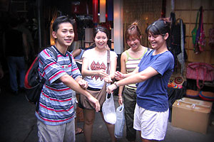 20050429-bangkok12-5bahtice.jpg