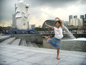 Clié in Yoga-ish pose with Merlion