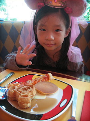 Breafast was Disney themed and the kids had great fun. They did not eat alot though, but Pearl and I totally enjoyed breakfast.