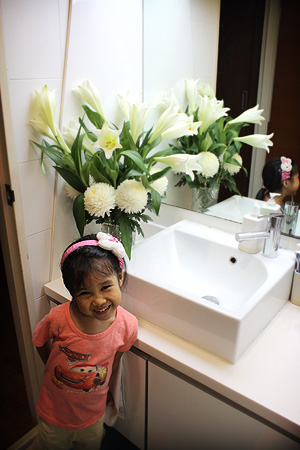 Flowers transforms the bathroom