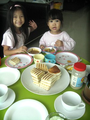 Cli'e and Cleo having breakfast