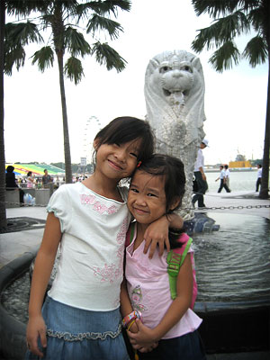 Clié and Cleo with Merlion
