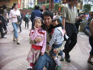 The girls all wanted daddy to carry them, but Clié walked all the way. We went to Times Square, but did not go in, but instead walked around the smaller shops nearby.