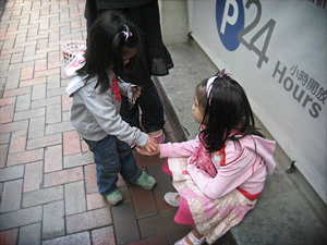 They walk until tired already, so stopped to share some M&Ms. They look so sisterly here.